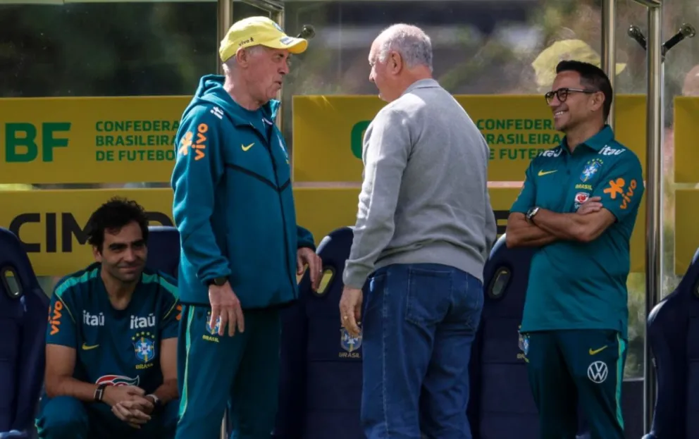 Ancelotti (izq.), habla con Scolari. Foto: EFE.
