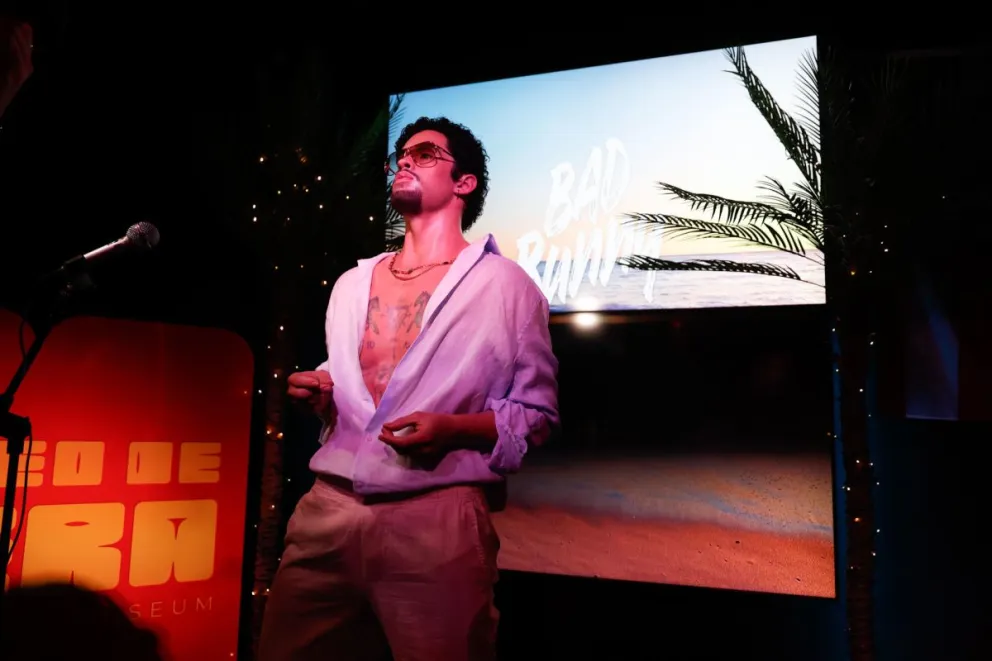 El Museo de Cera de Madrid estrena este jueves, la nueva figura de Bad Bunny, dos días antes de que comience su serie de 10 conciertos en la capital. Foto: EFE