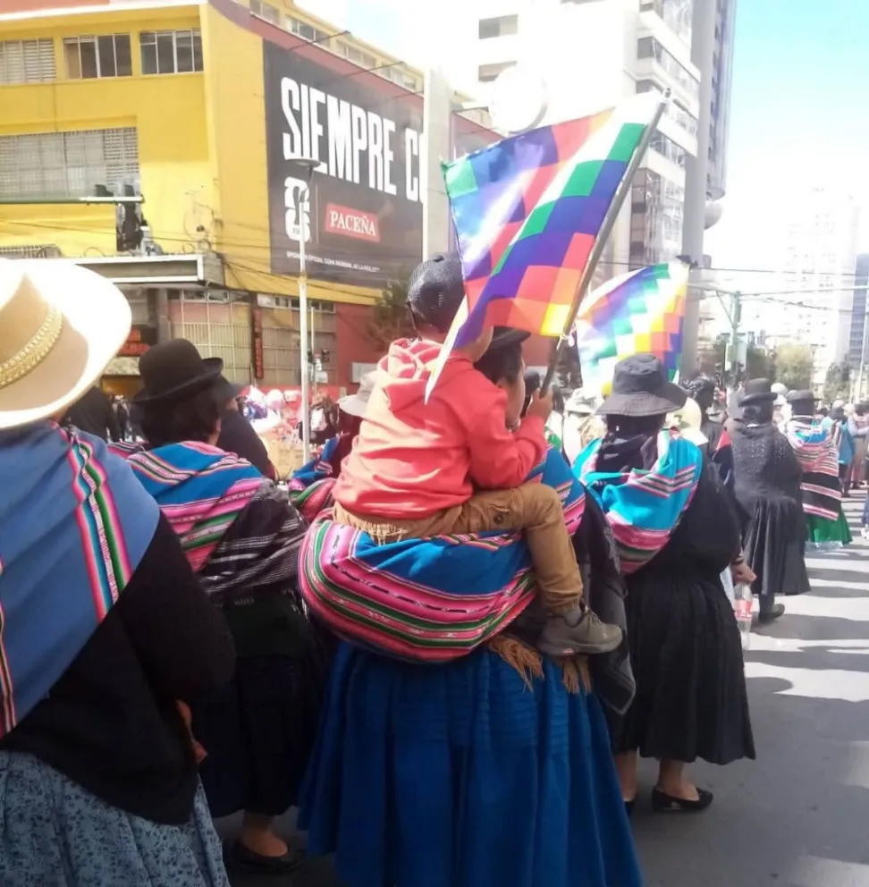 Una mujer junto a su hijo en una movilizaciones. Foto: Angel Paraba