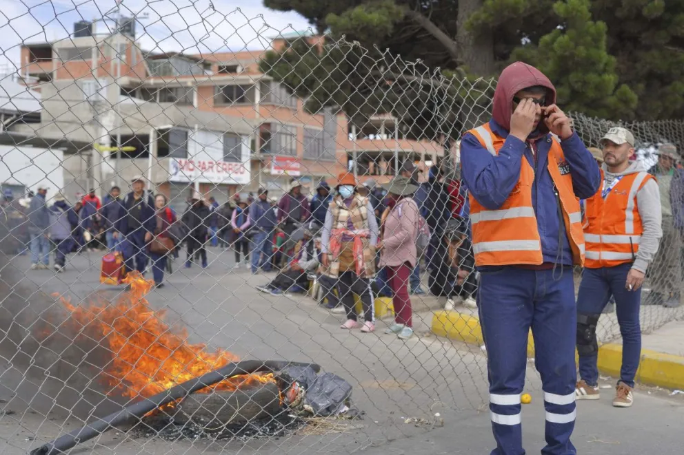 Los movilizados bloquearon el ingreso al Aeropuerto de El Alto. Foto: APG