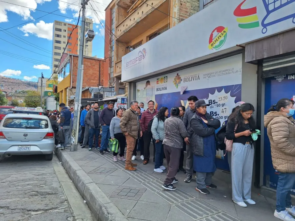 Largas filas en Emapa. Foto: Visión 360