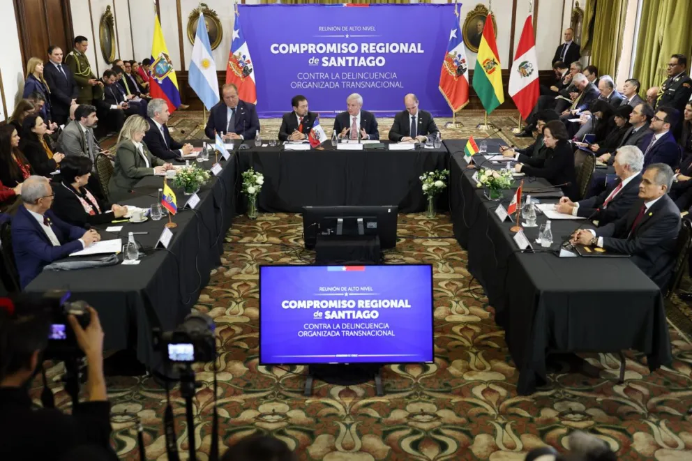 El presidente de Chile, Jose Antonio Kast (c), habla junto al ministro de Relaciones Exteriores, Francisco Pérez Mackenna (c-i) y al ministro de Seguridad Pública, Martin Arrau (c-d), durante el encuentro de alto nivel para el combate de la delincuencia. 