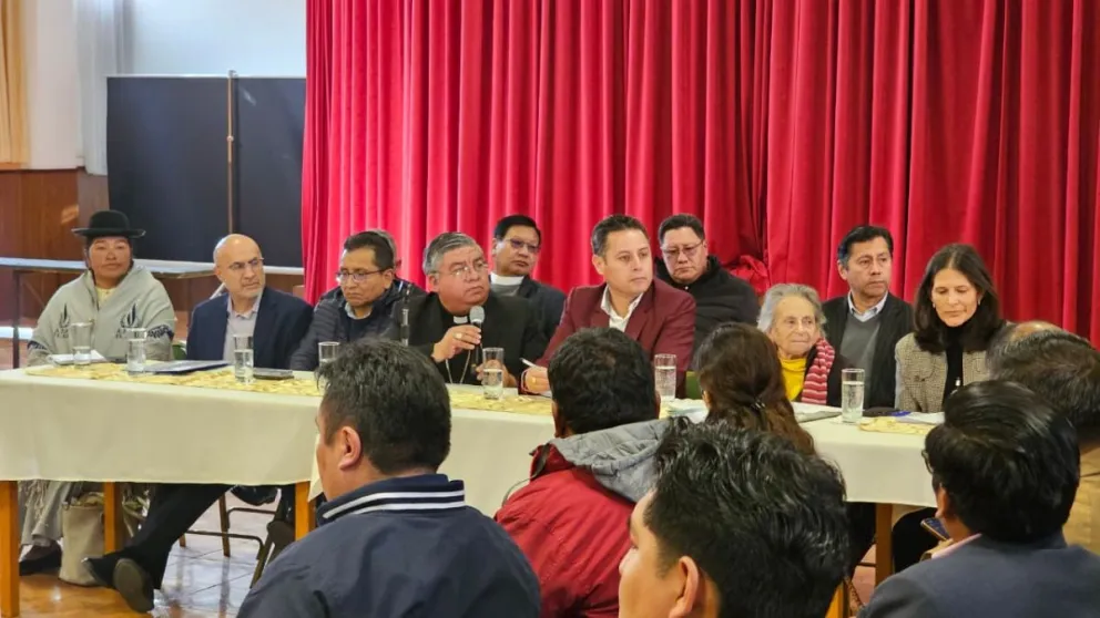Asambleístas y la Asamblea Permanente de Derechos Humanos de La Paz y El Alto demandan que se deje sin efecto las órdenes de aprehensión contra dirigentes de la COB y de los campesinos, para iniciar el diálogo. Foto: APG