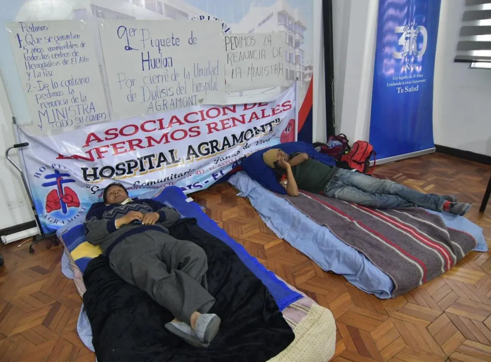 Los pacientes renales instalaron una huelga de hambre, pidiendo que no se les derive a otros centros de salud para recibir tratamientos de hemodiálisis. Foto: APG