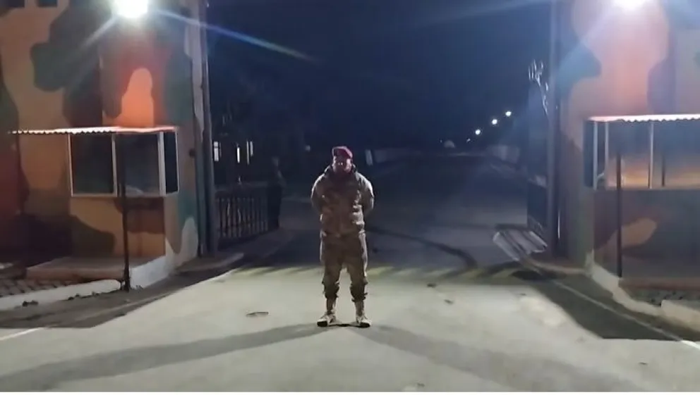 El Tcnl. DEM Líder José Cosío Vega, en puertas del Regimiento de Caballería Blindado 1 “Calama”.