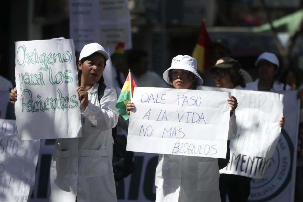 Médicos se manifiestan contra los bloqueos de carreteras que exigen la renuncia del presidente Rodrigo Paz y piden libre transitabilidad para ambulancias, oxígeno y alimento para los pacientes, en La Paz. Foto: EFE
