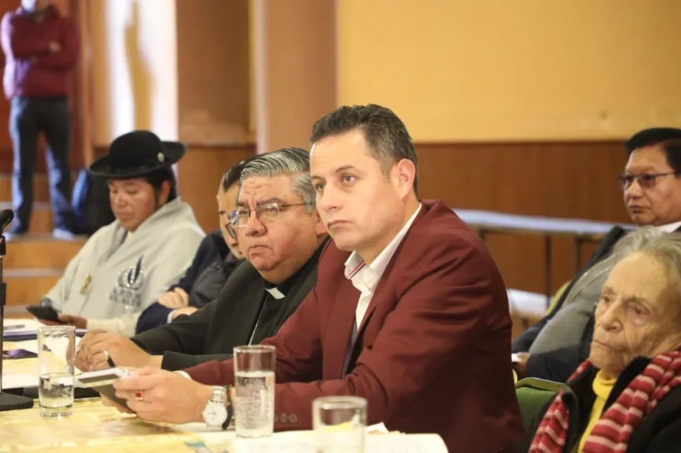 El vicepresidente Edmand Lara en la reunión del jueves con los facilitadores. Foto: Vicepresidencia