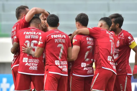 Guabirá se impusó a San Antonio que terminó jugando con 9 hombres