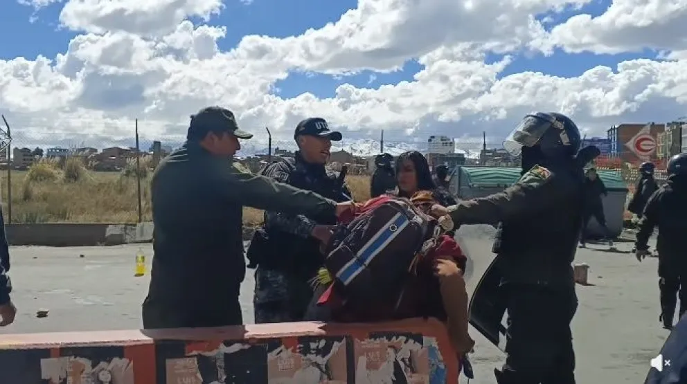 Momento en el que el dirigente de los Ponchos Wayruru es detenido. Foto: Captura de pantalla RRSS 