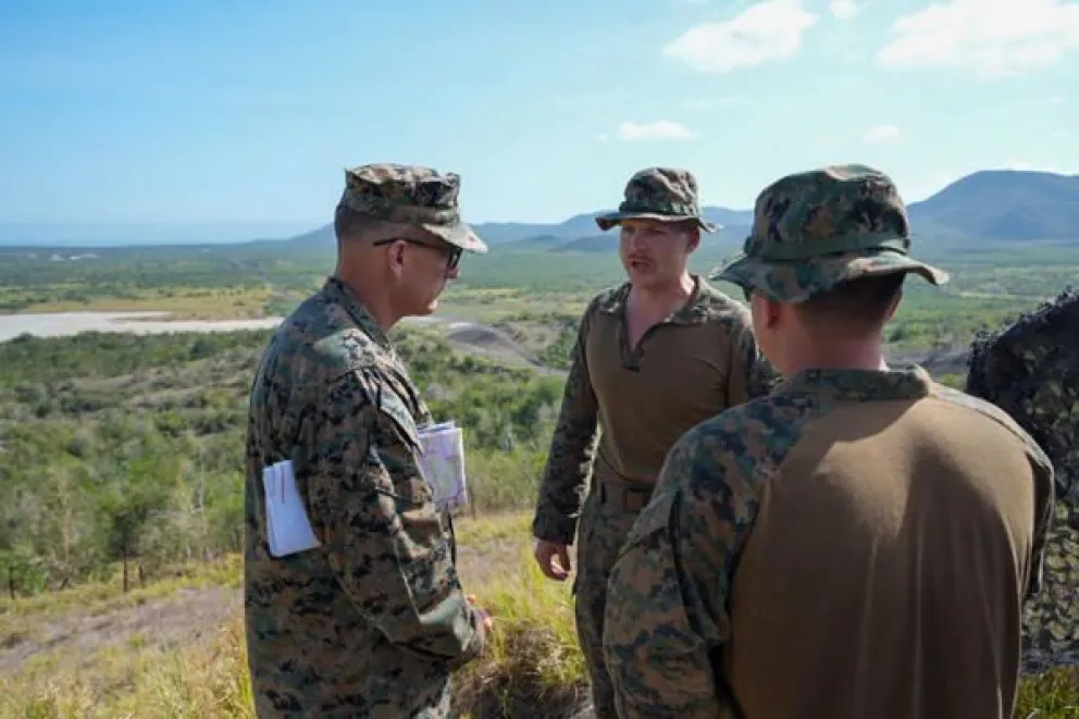 Fotografía difundida en la cuenta del Comandos Sur de EE.UU. de su comandante, general Francis L. Donovan (i), durante una inspección este viernes, en la Estación Naval estadounidense en la bahía de Guantanamo. Foto> EFE