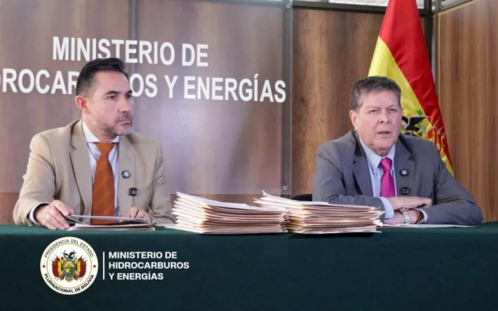 El Ministro de Hidrocarburos (Der.) y el Director de la ANH (Izq.), en conferencia de prensa. Foto: MHE.