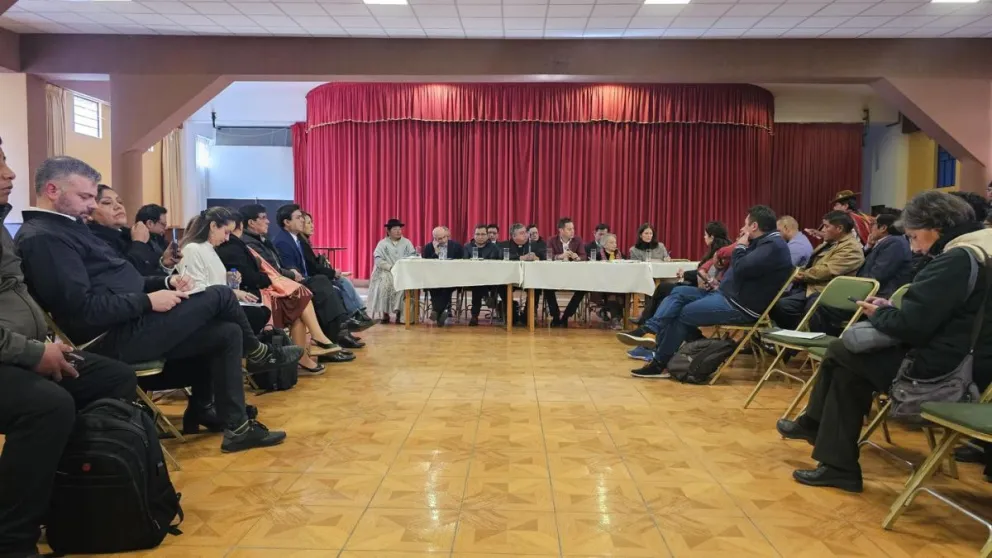 Imagen del primer encuentro que propició la Vicepresidencia para buscar una salida a los conflictos sociales. Foto: Vicepresidencia