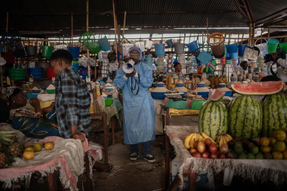 Un coordinador de U-Reporters, un programa de UNICEF destinado a involucrar e informar a las comunidades locales, participa en una campaña de sensibilización contra el ébola, en Goma (República Democrática del Congo). Foto: EFE