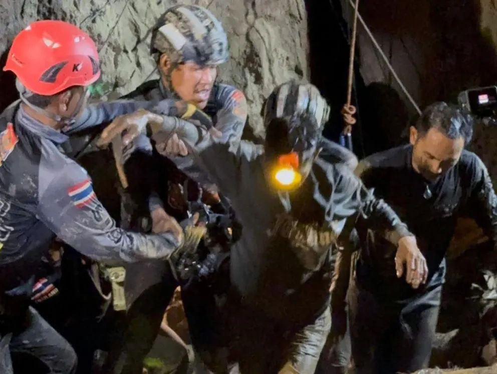 Los rescatistas junto a uno de los mineros rescatados con éxito de una cueva en Laos. Foto: EFE 