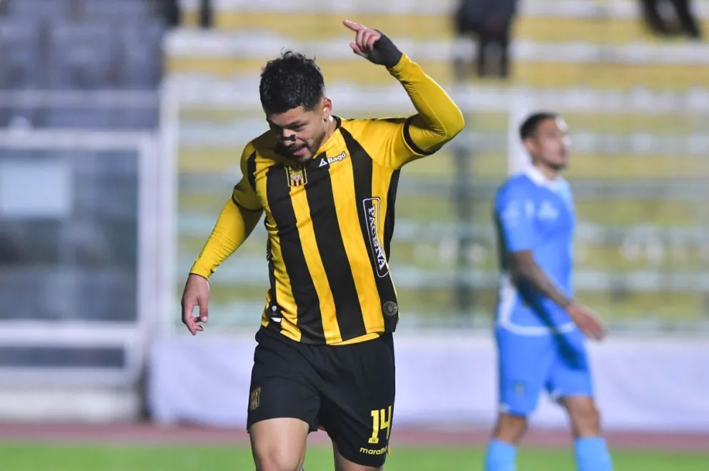Darwin Lom festeja uno de los goles que marcó para The Strongest. Foto: APG