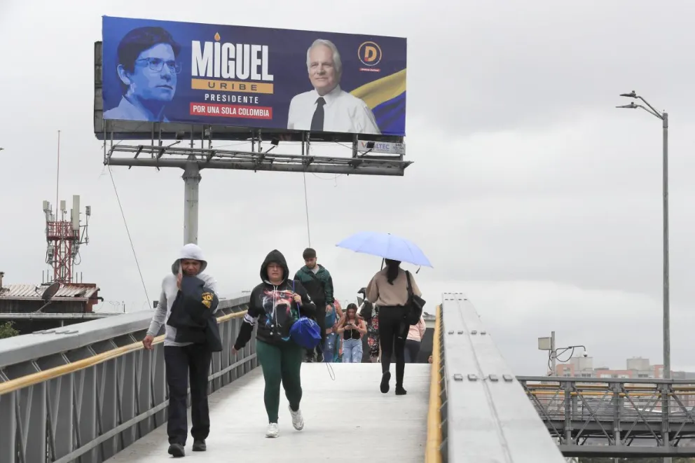 Fotografía de una valla con publicidad política del candidato a la Presidencia de Colombia, Miguel Uribe, en Bogotá (Colombia). Foto: EFE