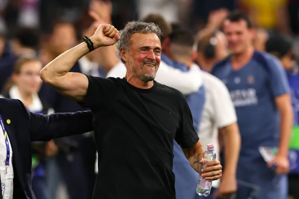 El entrenador del PSG, Luis Enrique, festeja después de que su equipo le ganó al Arsenal. Foto: EFE