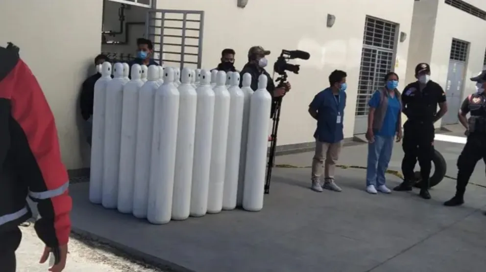 Cilindros de oxígeno en las puertas de un hospital
