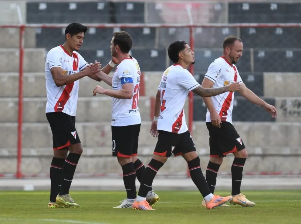 Jugadores de Always festejan el segundo gol convertido por Nava (izq.). Foto: Agencia Marka Registrada