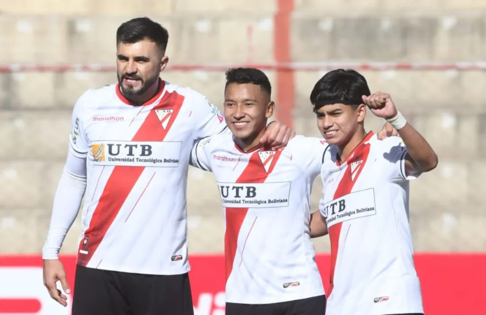Maraude (der.) celebra con sus compañeros el primer gol convertido por Triverio. Foto: APG