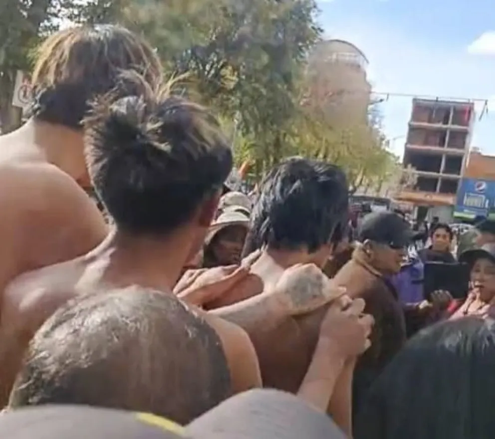 Los tres jóvenes acusados de asesinato son sacados de las celdas policiales y llevados a la plaza principal. Foto: Captura de imagen