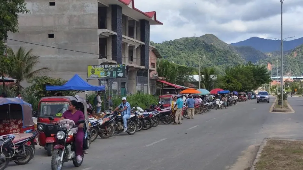 Mototaxistas haciendo fila por combustible. Foto archivo