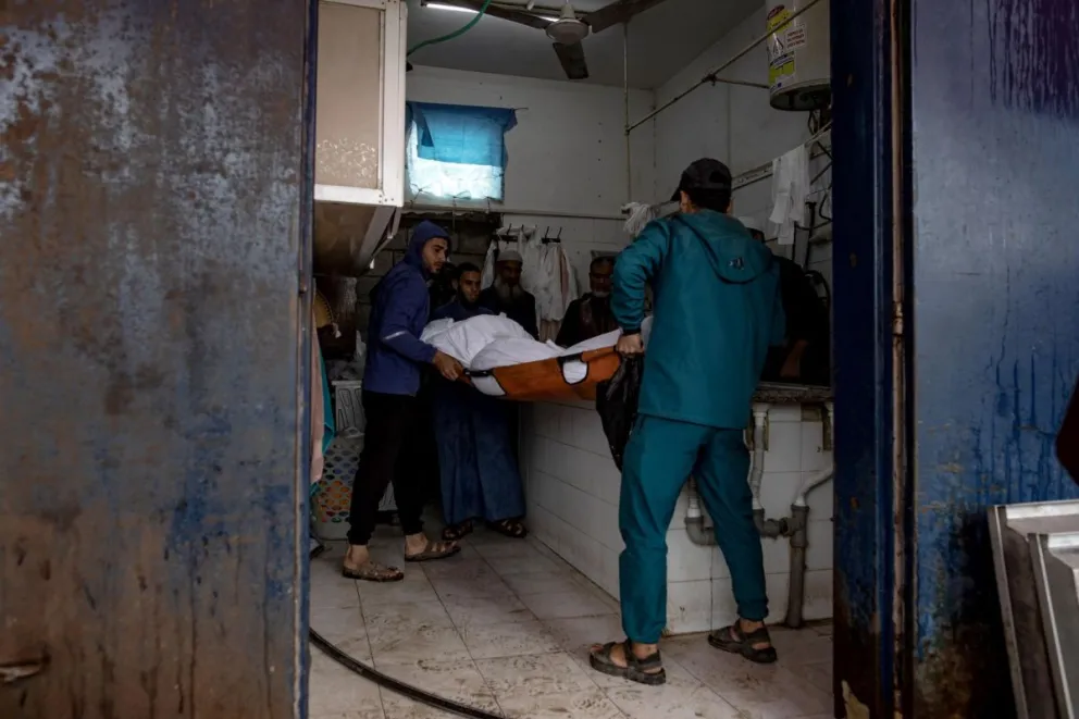 Palestinos llevan un cadáver tras un ataque aéreo israelí en el Hospital de los Mártires de Al Aqsa en Deir al-Balah, en el centro de la Franja de Gaza, en una imagen d el 7 de abril de 2026. Foto: EFE