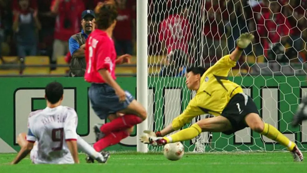 Hakan Sukur (9) convierte el gol más rápido de los mundiales. El arquero coreano Lee Woon-jae no pudo detener el remate del turco.