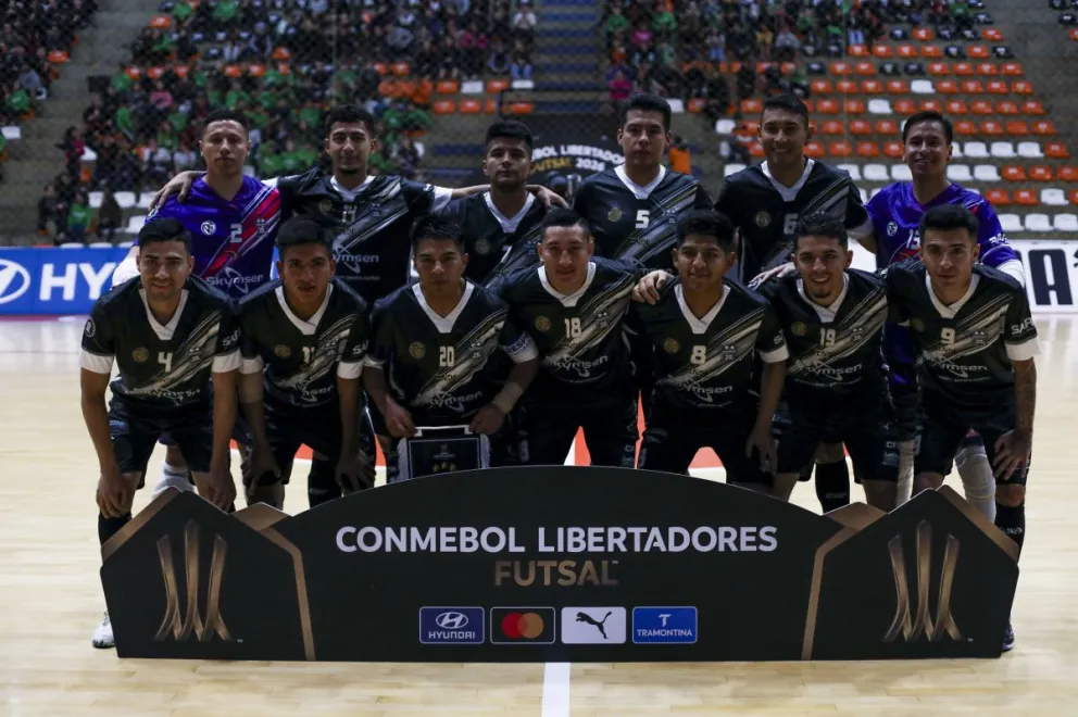 El plantel de Fantasmas que jugó su último partido ante Colo Colo. Foto: Conmebol.