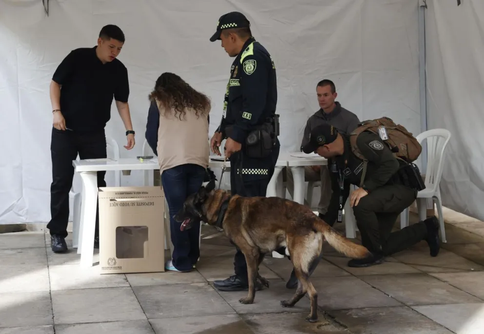 Policías inspeccionan el lugar donde vota el presidente de Colombia, Gustavo Petro este domingo en Bogotá (Colombia). Foto: EFE