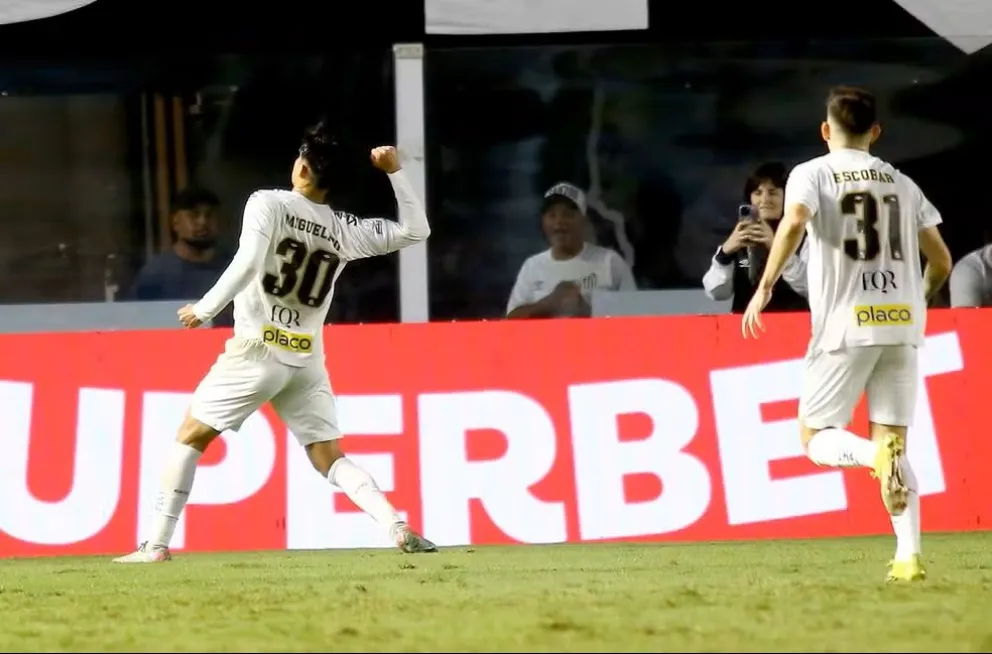 Miguelito Terceros (izq.) festeja el primer gol del Santos en el triunfo sobre el Vitória por el Brasileirao. Crédito: GE