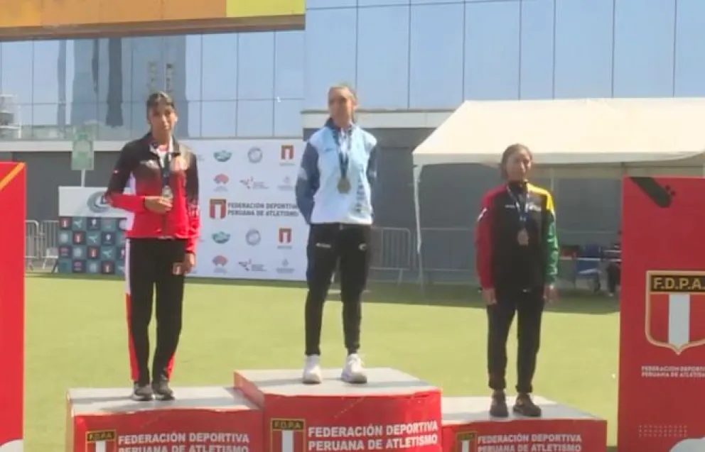 Parra (der.) en el podio de premiación de su prueba. Foto: Captura de pantalla.