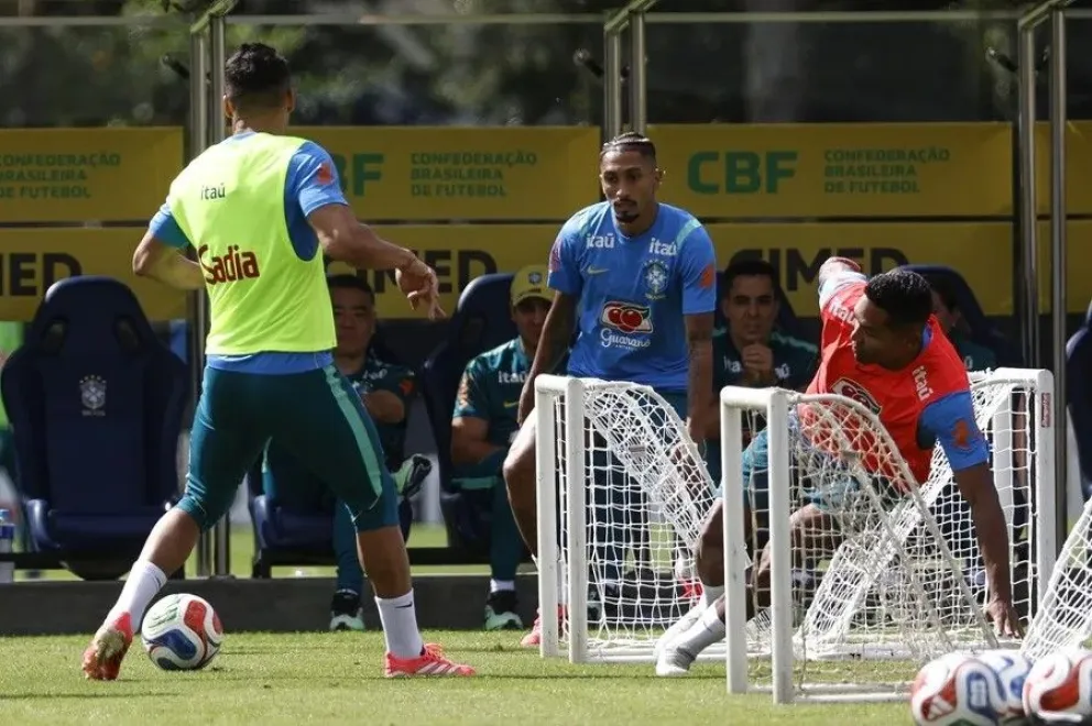 Raphinha (centro) y sus compañeros en un entrenamiento de Brasil. Foto: EFE