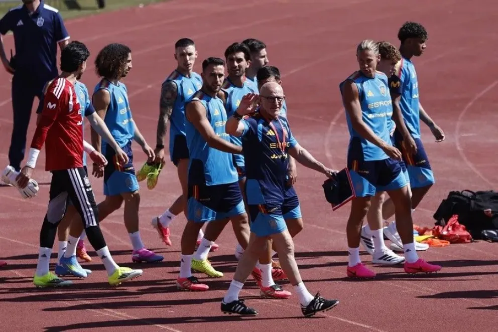 Luis de la Fuente (centro), el DT de España, saluda a los aficionados al inicio del entrenamiento a los hinchas. Foto: EFE
