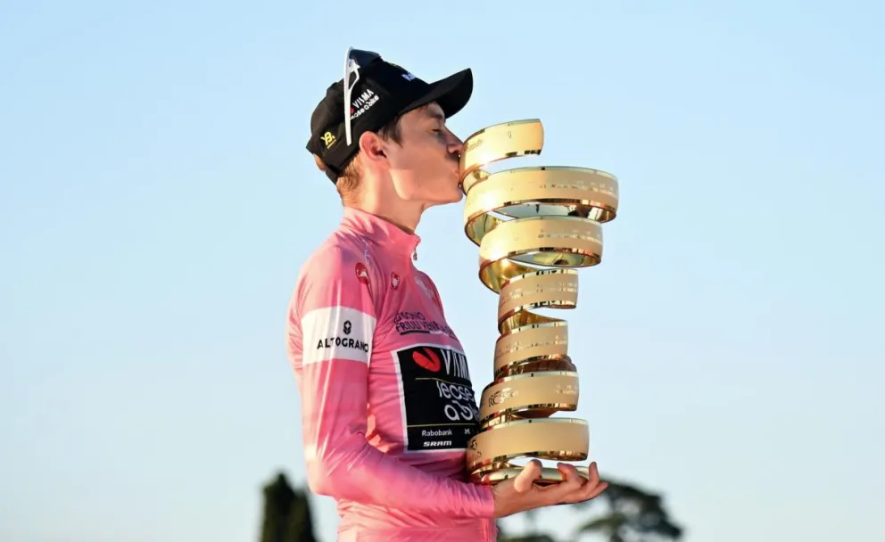 El danés Jonas Vingegaard besa su trofeo de campeón. Foto: EFE.