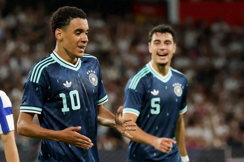 El alemán Jamal Musiala (izq.) celebra el cuarto tanto en la goleada a Finlandia. Foto: EFE