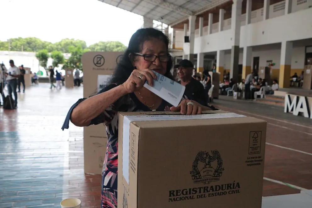 Una persona vota durante la jornada electoral este domingo en Cúcuta (Colombia). Foto: EFE