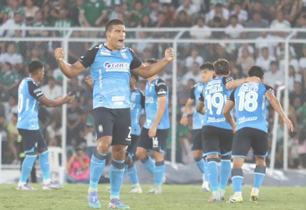 Futbolistas de Blooming celebran el único gol del partido. Foto: Agencia Marka Registrada.