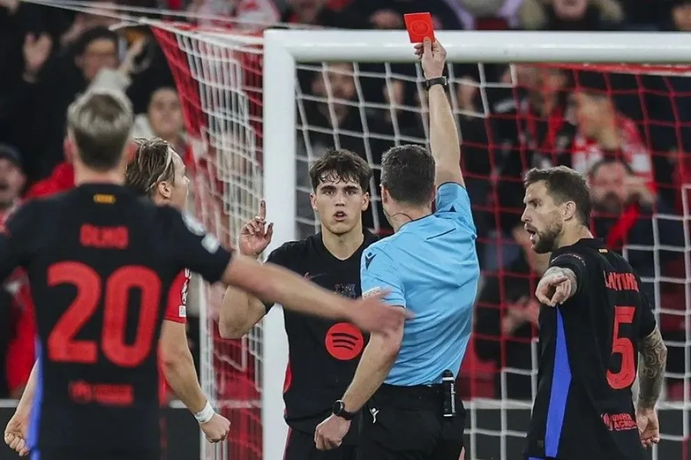 Imagen de archivo de un árbitro mostrando una tarjeta roja a un jugador. Crédito: EFE