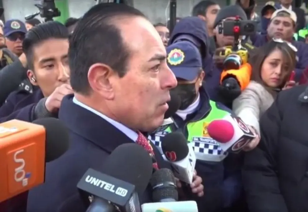 El alcalde César Dockweiler habla con quienes lo interceptaron tras un acto protocolar. Foto: Captura de imagen