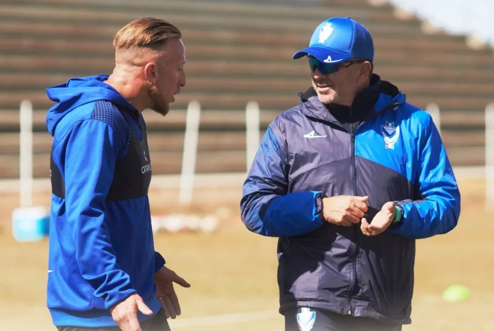 Julio Baldivieso conversa con Lencinas, el DT asumió hace tres semanas y aún no puede debutar en GV San José. Foto: GV