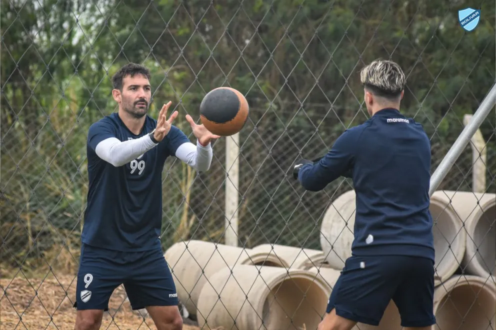 Cauteruccio (izq.) durante un entrenamiento físico con Rodríguez. Foto: Club Bolívar.