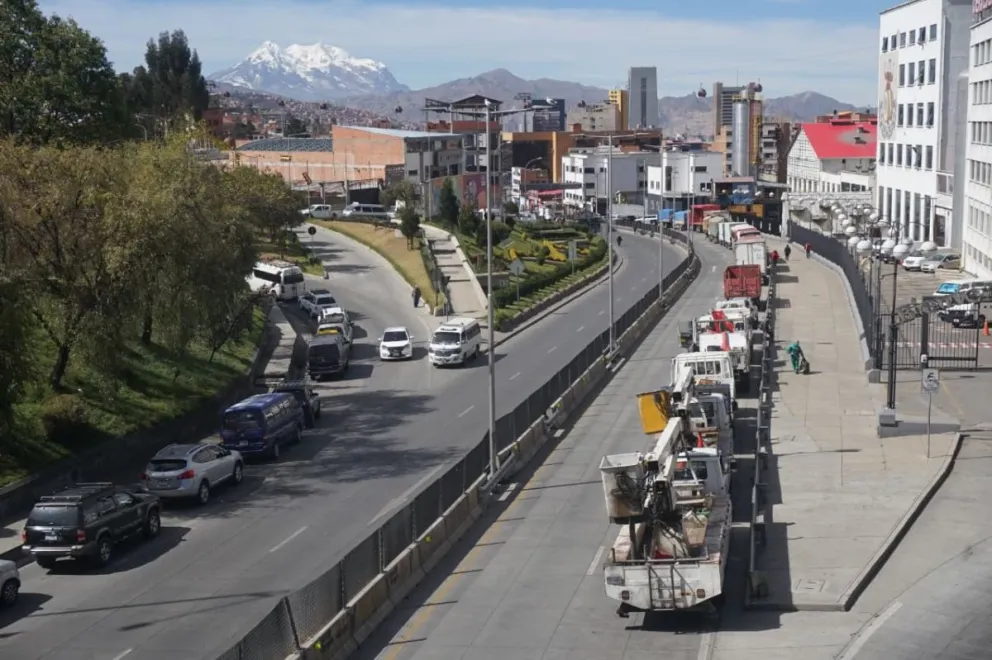 Filas de vehículos que buscan cargar gasolina en La Paz, este lunes. Foto: APG 