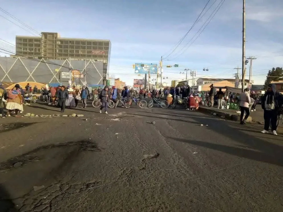 Un punto de bloqueo en El Alto. Foto: Ajaría Digital 