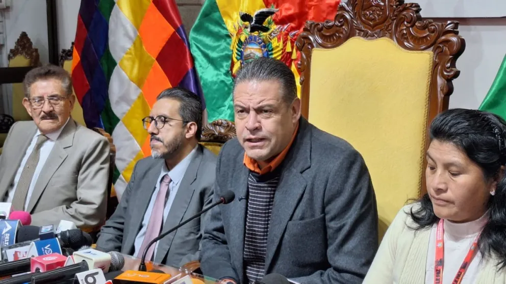 El gobernador Luis Revilla con parte de su equipo de colaboradores. Foto: Visión 360 