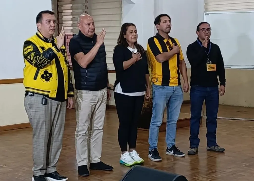 Terrazas (izq.) junto a los miembros de su directorio después de ganar las elecciones el 31 de mayo de 2025. Foto: Sports 360