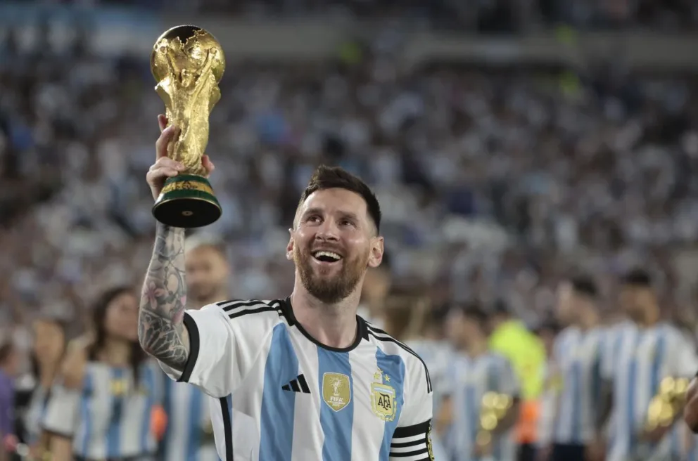 Messi con la copa del mundo de Catar 2022. Foto: EFE.