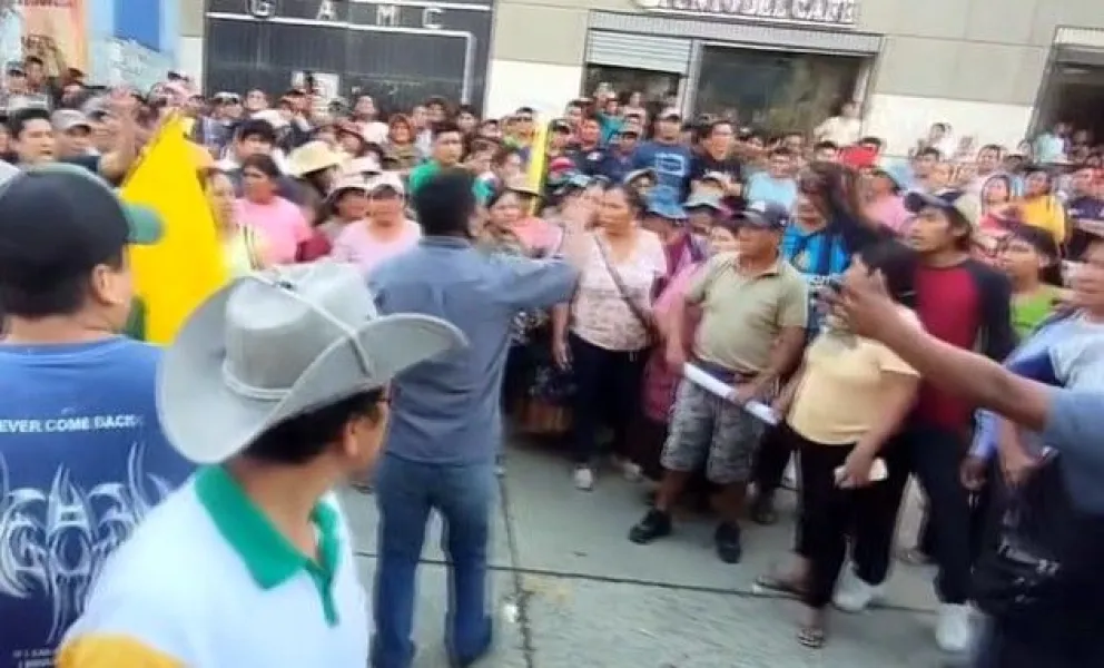 Vecinos, transportistas y comerciantes de Caranavi salieron este lunes a las calles para exigir el levantamiento de los bloqueos, al grito de “¡Dejen trabajar!” y “¡No más bloqueos!”. Foto: Captura