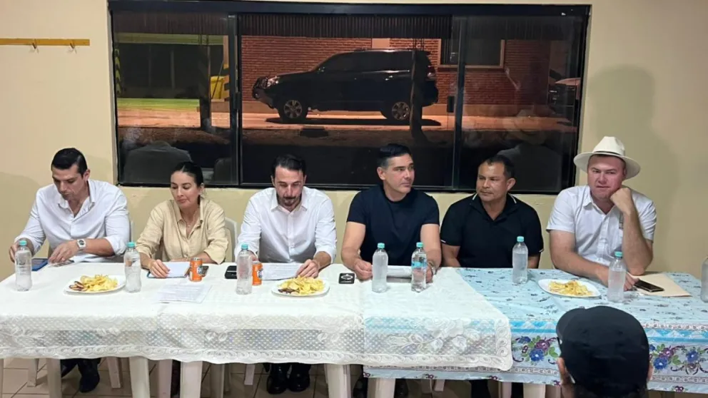 Autoridades del Gobierno y dirigentes de San Julián retomaron este lunes la mesa de diálogo para atender demandas y buscar una solución al bloqueo de carreteras que afecta a la región. Foto: Ministerio de Desarrollo Productivo, Rural y Agua