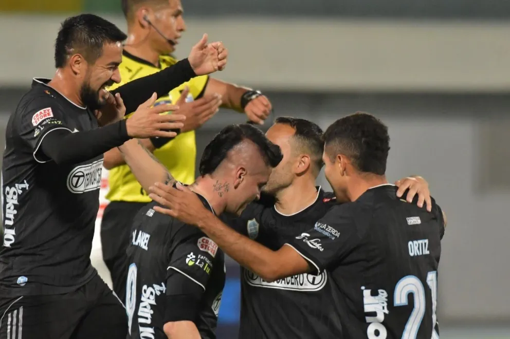 Los jugadores celebran la victoria sobre FC Universitario. Foto: APG